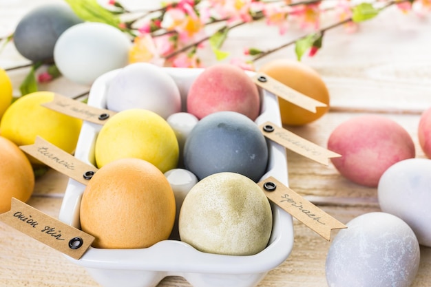 Huevos de Pascua pintados con tinte de huevo natural de frutas y verduras.