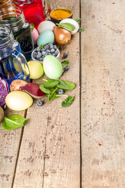 Foto huevos de pascua pintados con tinte natural.