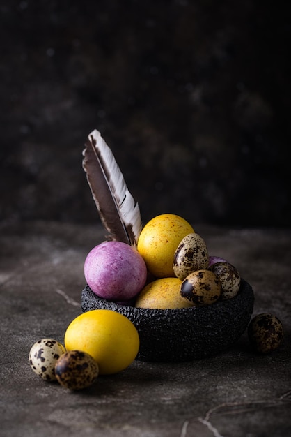 Huevos de Pascua pintados con tinte natural.