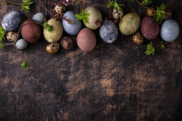 Huevos de Pascua pintados con tinte natural.