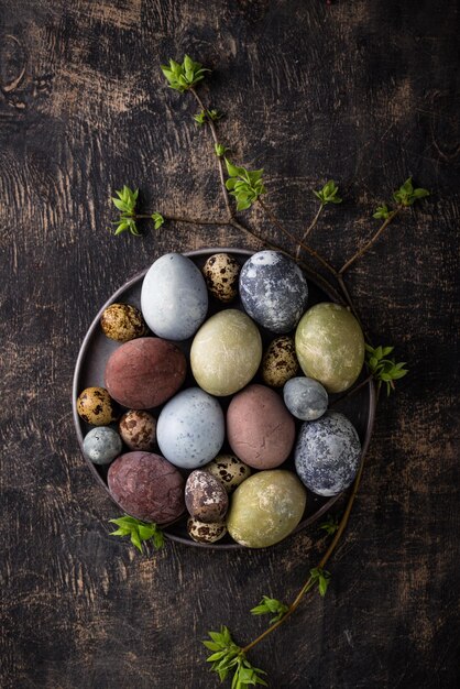 Huevos de Pascua pintados con tinte natural