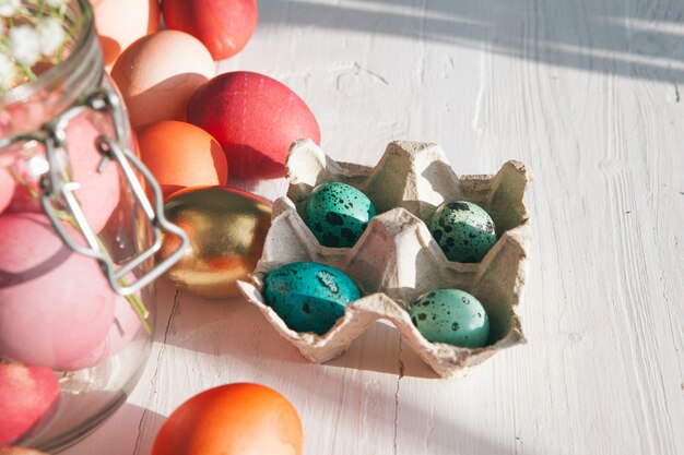 Huevos de Pascua pintados en tonos rosados