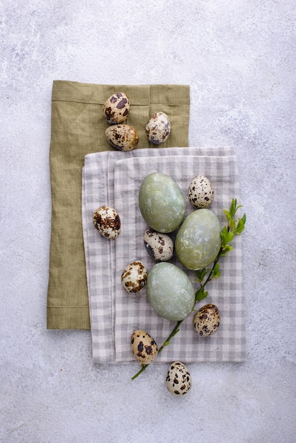 Huevos de Pascua pintados de verde festivo