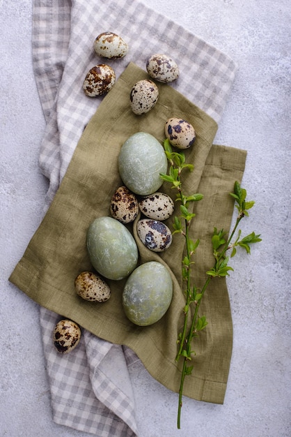 Huevos de Pascua pintados de verde festivo