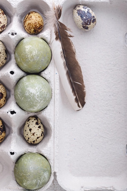 Huevos de Pascua pintados de verde festivo