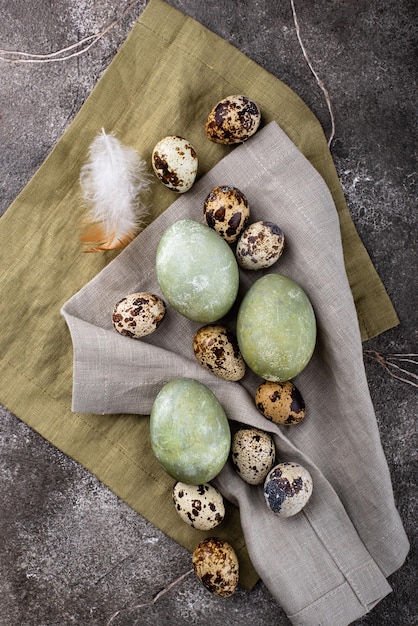 Huevos de Pascua pintados de verde festivo