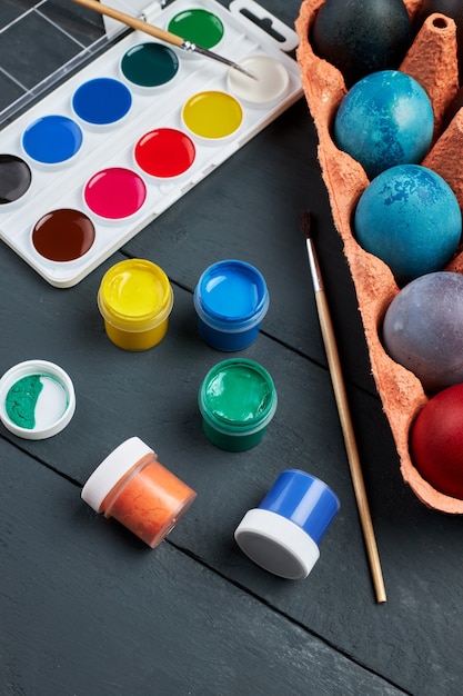 Huevos de Pascua. Pinturas y pinceles para colorear huevos para vacaciones. Preparándose para la Pascua.