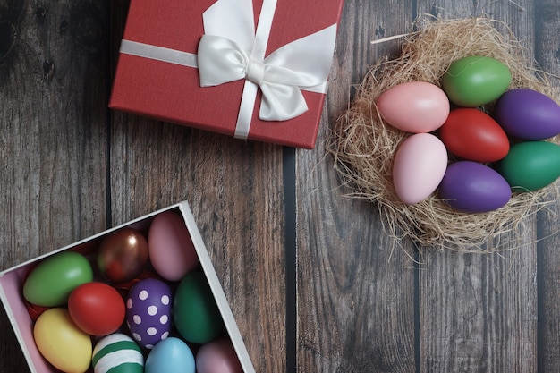 Huevos de Pascua planos en la mesa de madera.