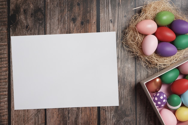 Huevos de Pascua planos en la mesa de madera.