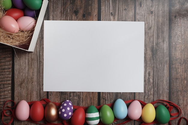 Huevos de Pascua planos en la mesa de madera.