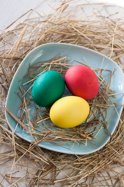 Huevos de Pascua en plato de paja