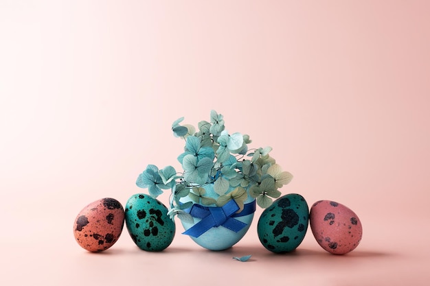 Huevos de Pascua de pollo y codorniz rosa azul con hortensia