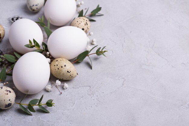 Huevos de Pascua y ramitas de eucalipto