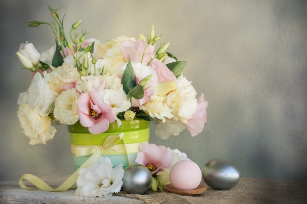 Huevos de pascua y ramo de flores