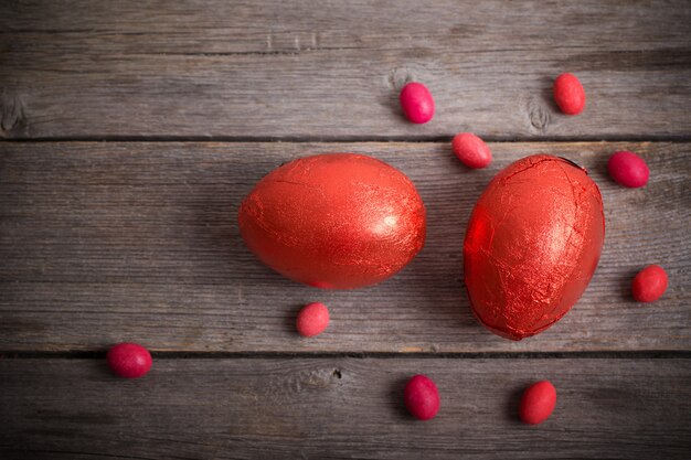 Huevos de Pascua rojos sobre fondo de madera oscura