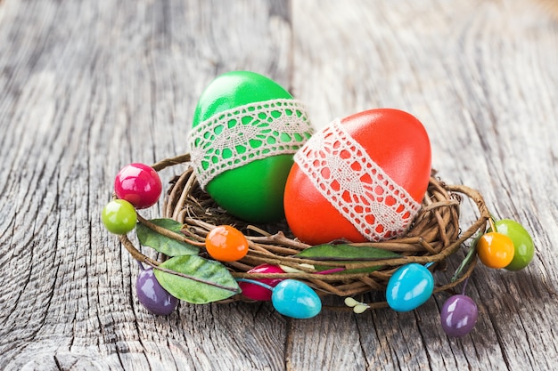 Huevos de Pascua rojos y verdes decorados.