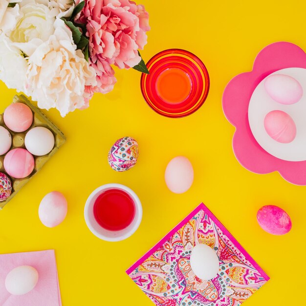 Huevos de Pascua rosa sobre fondo amarillo