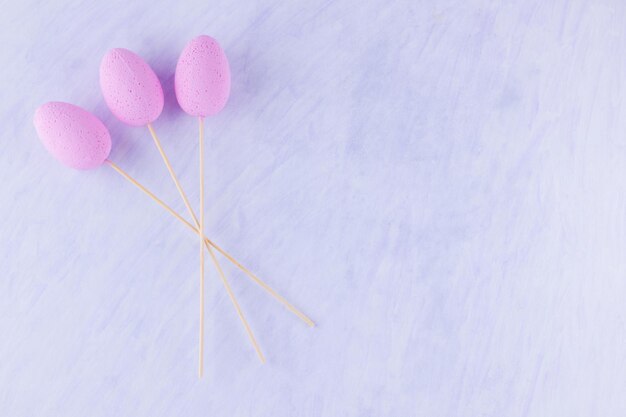 Huevos de Pascua rosados en palo Ramo de huevos en fondo blanco Concepto minimalista de Pascua