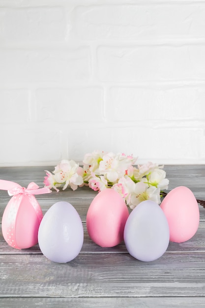 Foto huevos de pascua rosados y púrpuras