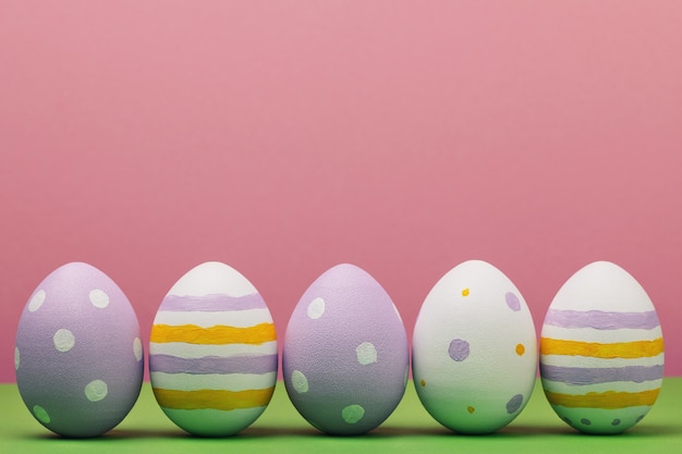 Huevos de Pascua sobre un fondo de color con espacio para texto