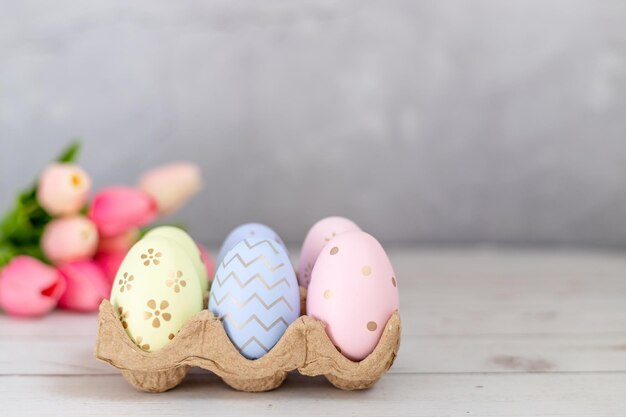 Huevos de Pascua sobre un fondo gris