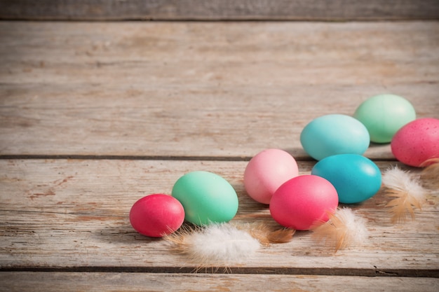 Huevos de Pascua sobre fondo de madera