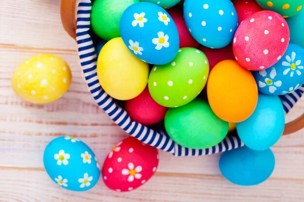 Huevos de Pascua sobre fondo de madera