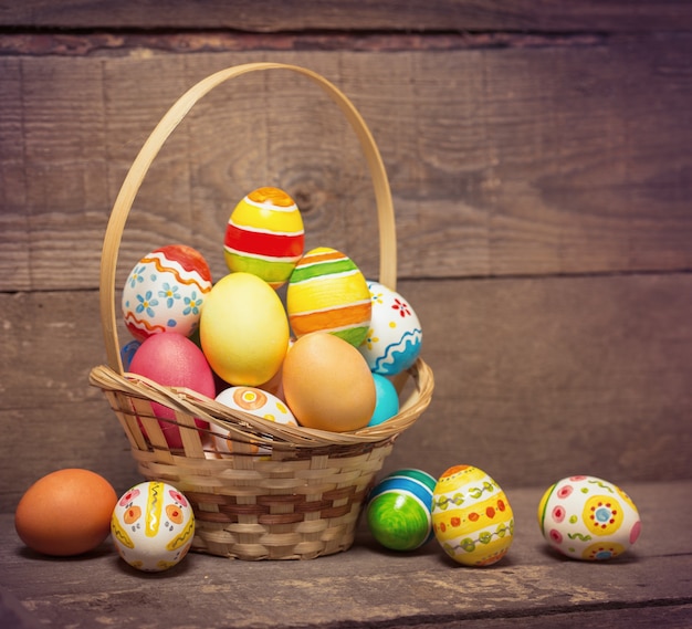 Huevos de Pascua sobre fondo de madera