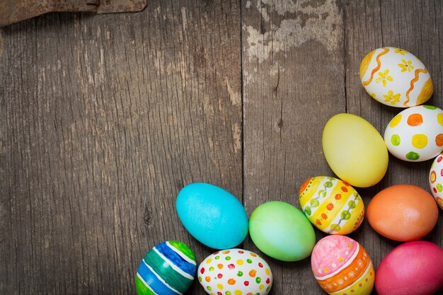 Huevos de Pascua sobre fondo de madera