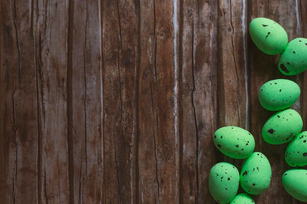 Huevos de Pascua sobre fondo de madera