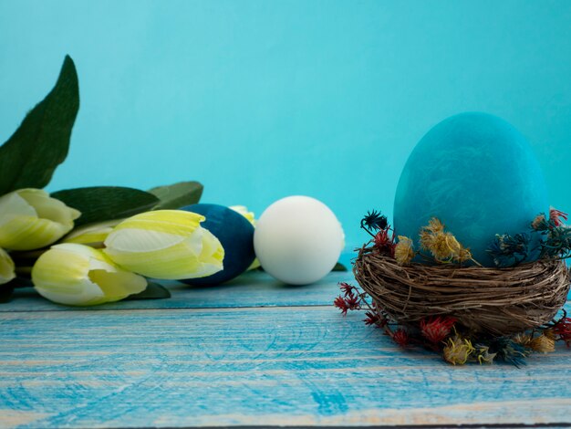 Huevos de Pascua sobre fondo de madera