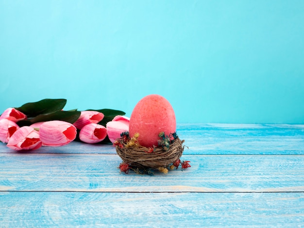 Huevos de Pascua sobre fondo de madera