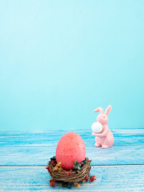 Huevos de Pascua sobre fondo de madera