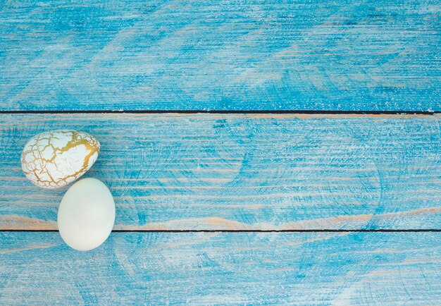 Huevos de Pascua sobre fondo de madera