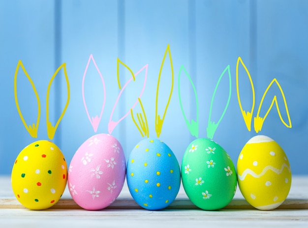 Huevos de Pascua sobre fondo de madera