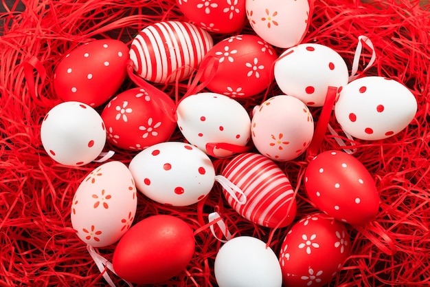 Huevos de Pascua sobre fondo de paja