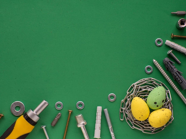 Huevos de Pascua sobre fondo verde con cadena de metal