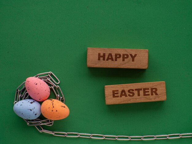 Huevos de Pascua sobre fondo verde con cadena de metal