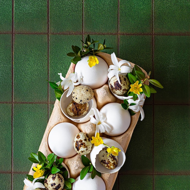 Foto huevos de pascua en un stand decorativo decorado con flores y vegetación sobre fondo verde