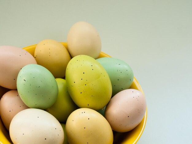 Huevos de Pascua en tazón de fuente amarillo.