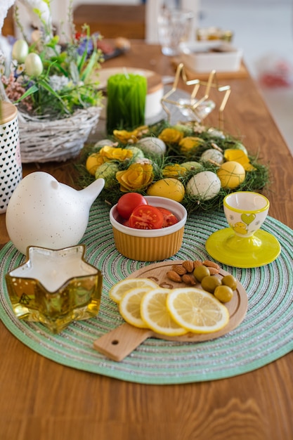 Huevos de Pascua teñidos con bocadillos y decoración de Pascua.