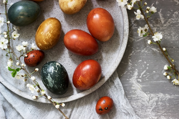 Huevos de Pascua teñidos con tintes naturales, repollo, manzanilla, hibisco y cáscara de cebolla.