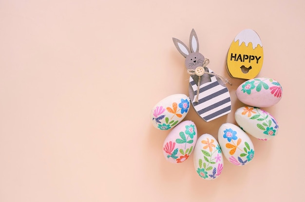 Huevos de Pascua y texto feliz contra un fondo de colores