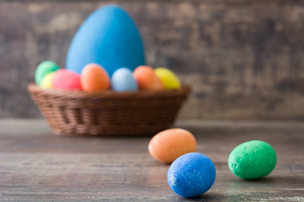 Huevos de Pascua tradicionales en una canasta