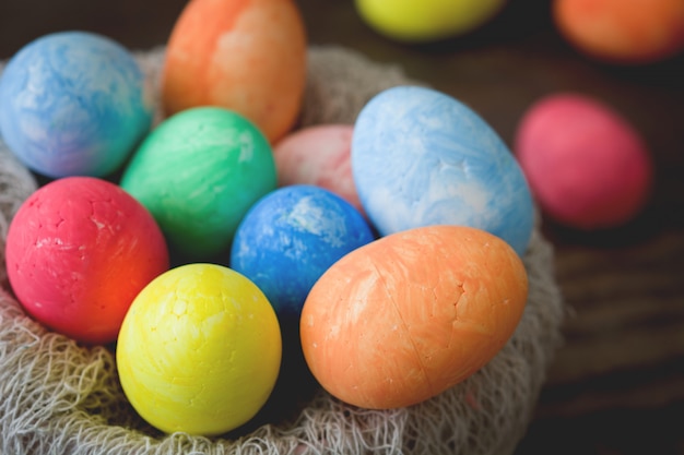 Huevos de Pascua tradicionales en un nido