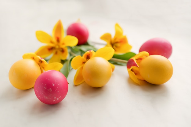 Huevos de Pascua con tulipanes amarillos