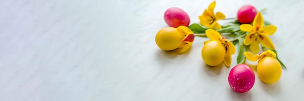 Foto huevos de pascua con tulipanes amarillos