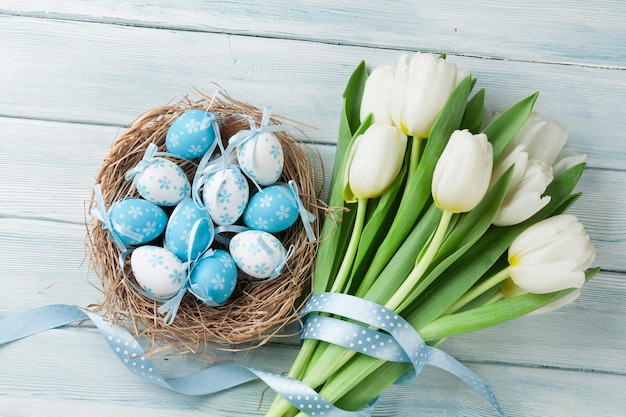 Huevos de pascua y tulipanes blancos