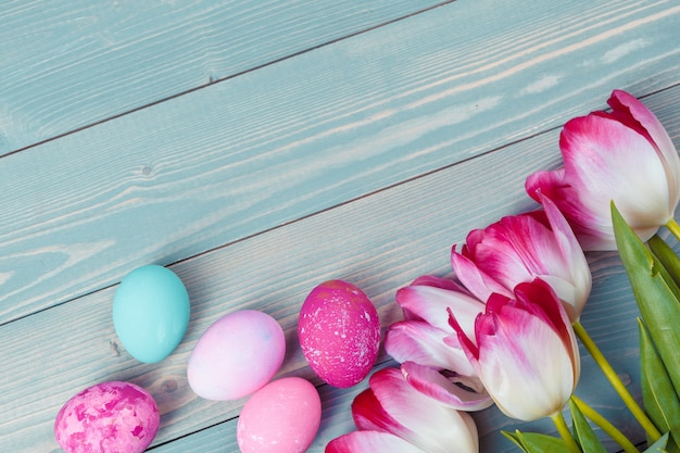 Huevos de Pascua con tulipanes en madera azul