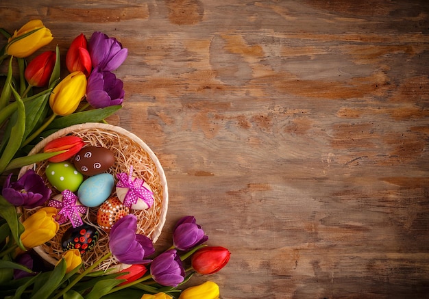 Huevos de Pascua y tulipanes